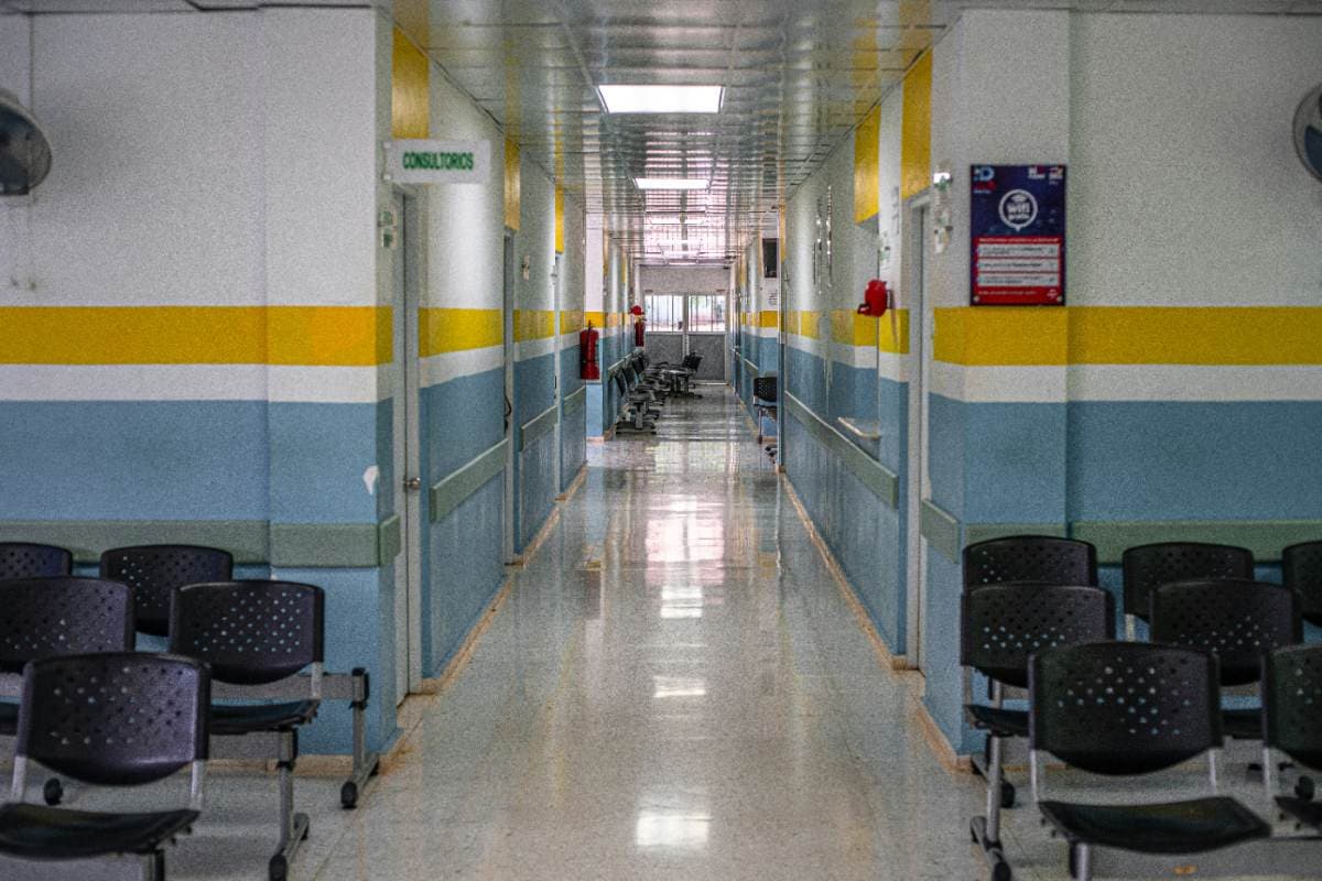 Fachada de edifício público institucional com colunas